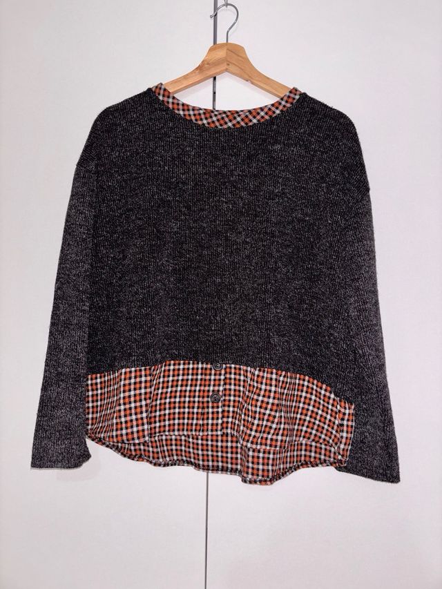 Jersey gris con detalle de camisa a cuadros