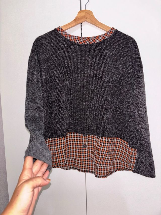 Jersey gris con detalle de camisa a cuadros