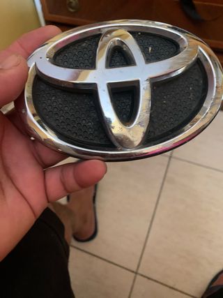 Emblema Toyota Delantero media 9 de altura 14