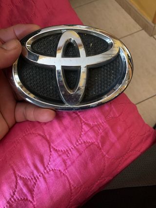 Emblema Toyota Delantero media 9 de altura 14