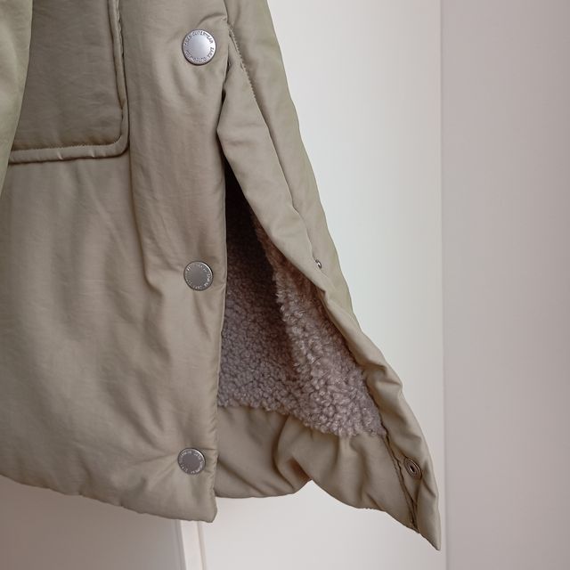 Abrigo verde Zara con capucha