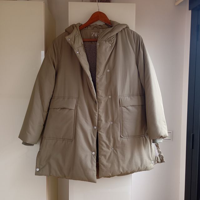 Abrigo verde Zara con capucha