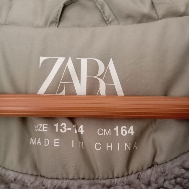 Abrigo verde Zara con capucha