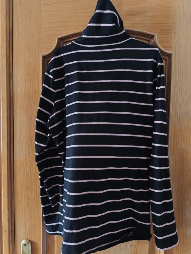 Camiseta cuello alto rayas rosa y negro