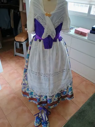 Traje de huertana en tonos morados y azules