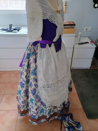 Traje de huertana en tonos morados y azules