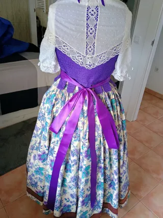 Traje de huertana en tonos morados y azules