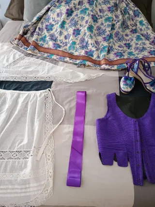 Traje de huertana en tonos morados y azules
