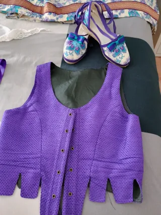 Traje de huertana en tonos morados y azules
