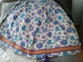 Traje de huertana en tonos morados y azules