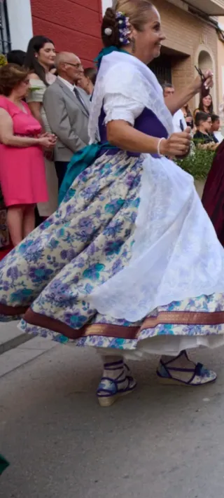 Traje de huertana en tonos morados y azules