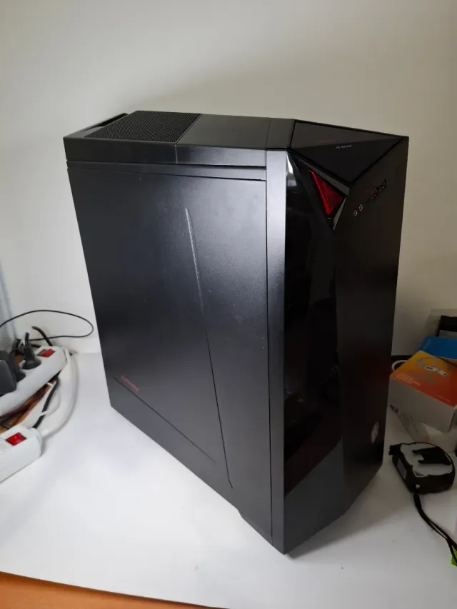 MSI Caja de PC Negra
