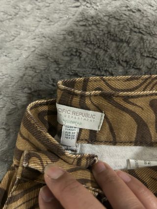 Pantalón estampado marrón y beige