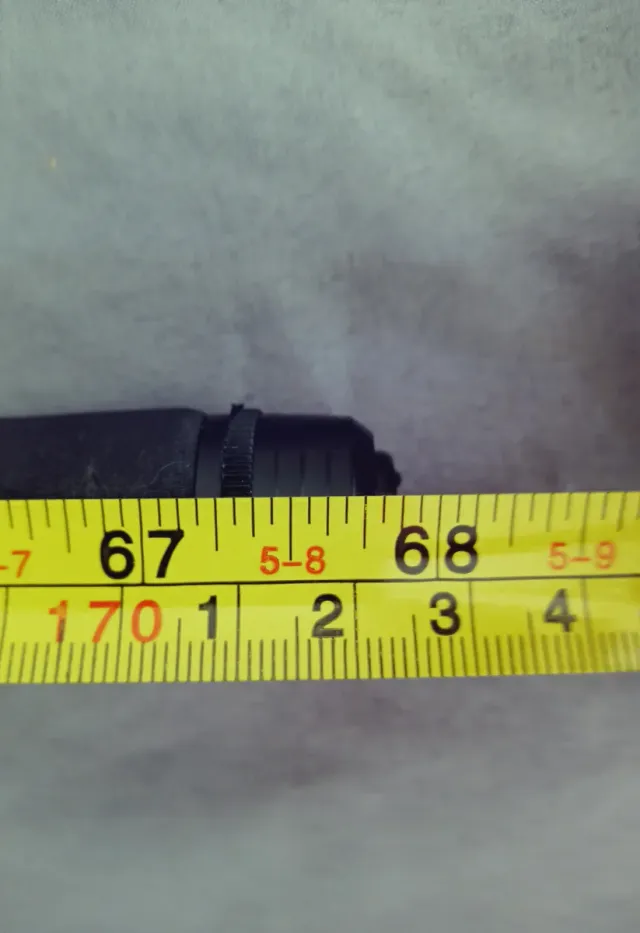 Caña de pesca y carrete con señuelos