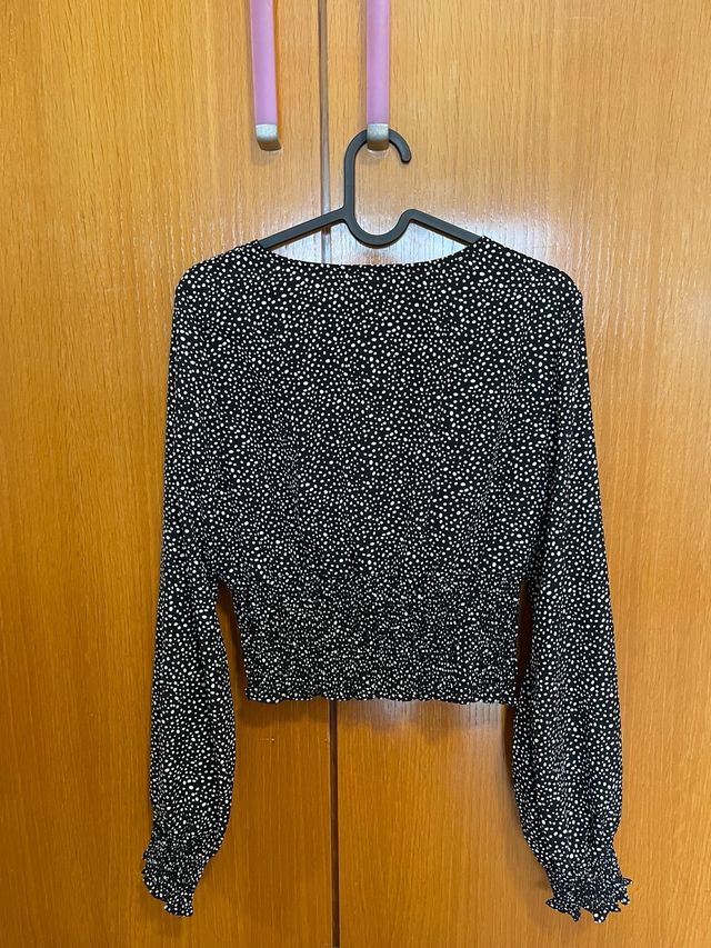 Blusa negra lunares blancos manga larga