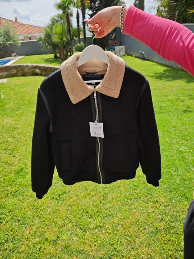 Chaqueta negra con cuello beige