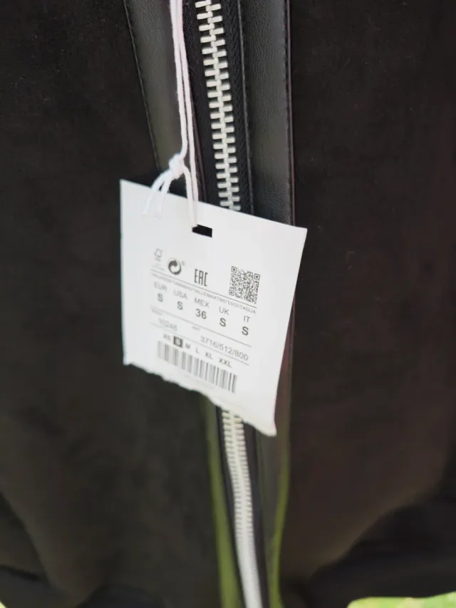 Chaqueta negra con cuello beige