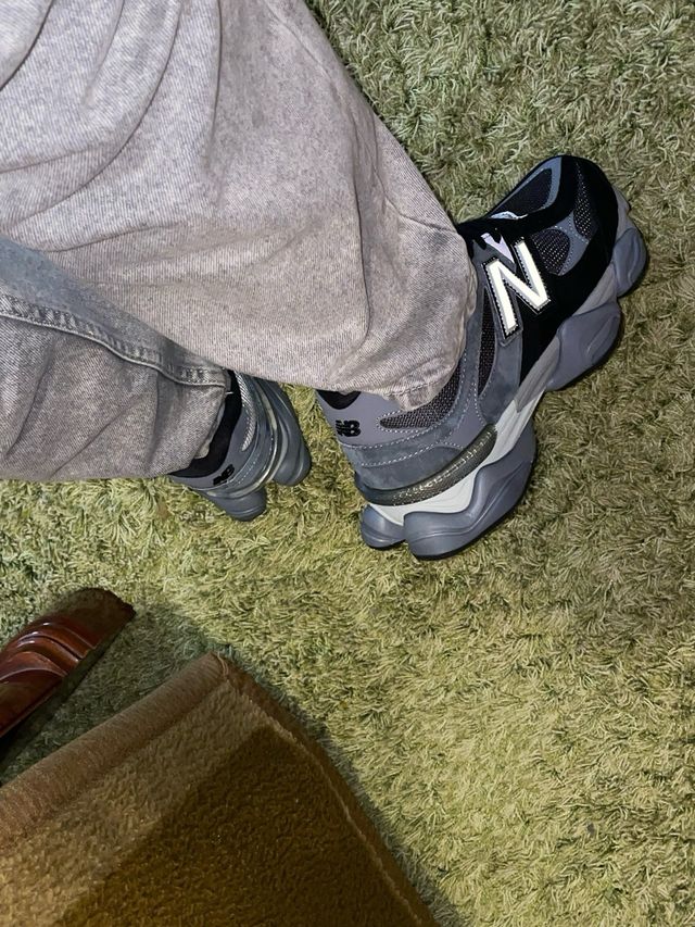 Zapatillas New Balance 9060 Gris y Rojo