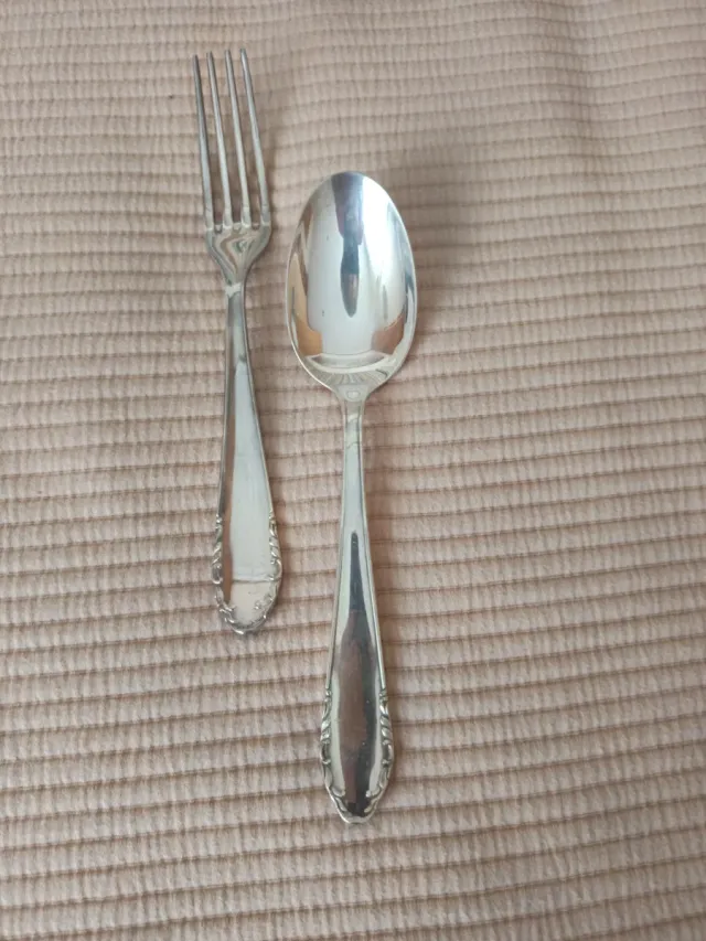 Cucharas y Tenedores Meneses Plateados