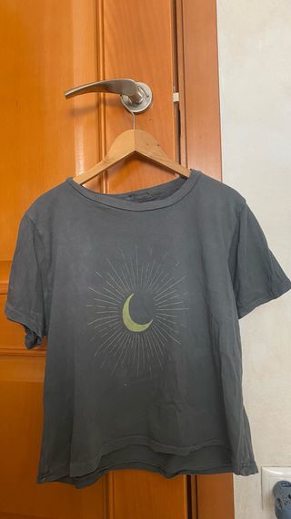 Camiseta gris con estampado de luna