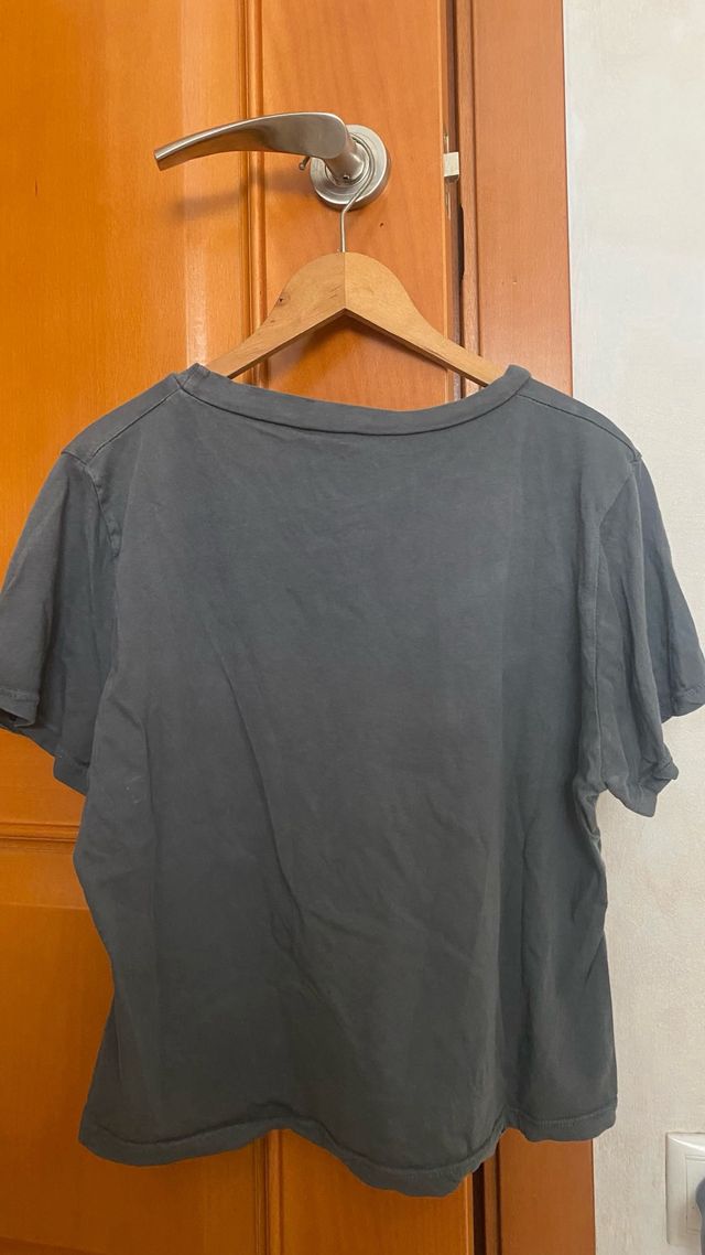 Camiseta gris con estampado de luna