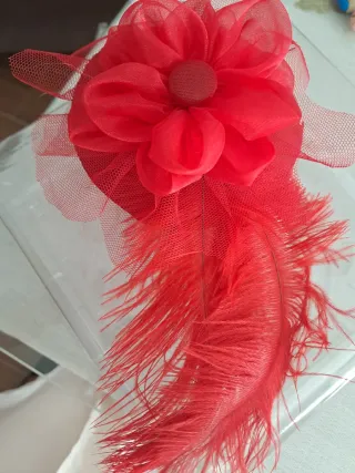 Tocado de fiesta rojo con plumas