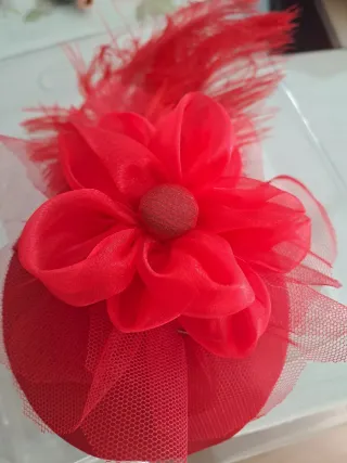 Tocado de fiesta rojo con plumas