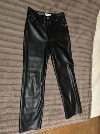 Pantalón efecto piel Zara negro