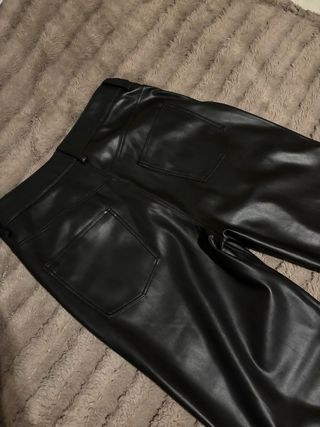 Pantalón efecto piel Zara negro