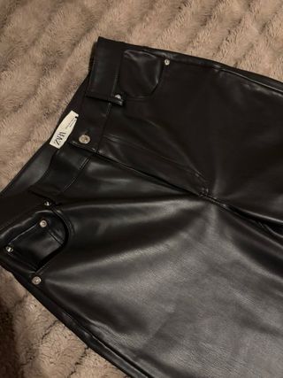 Pantalón efecto piel Zara negro