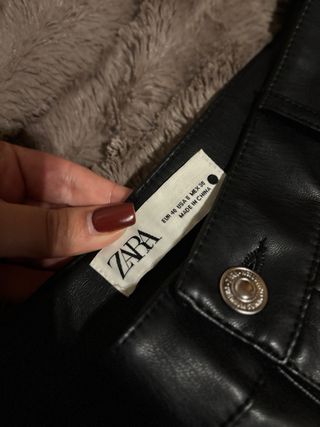 Pantalón efecto piel Zara negro