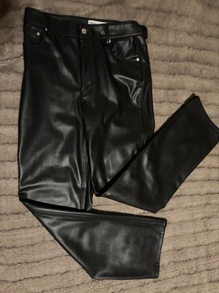 Pantalón efecto piel Zara negro