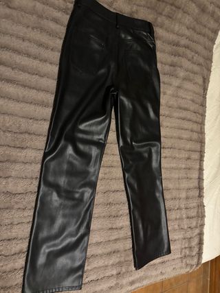Pantalón efecto piel Zara negro