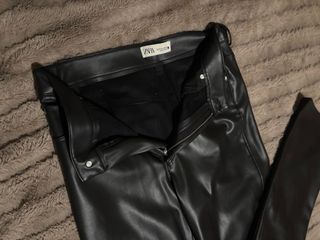 Pantalón efecto piel Zara negro