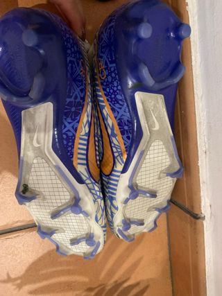 Botas de fútbol con diseño.