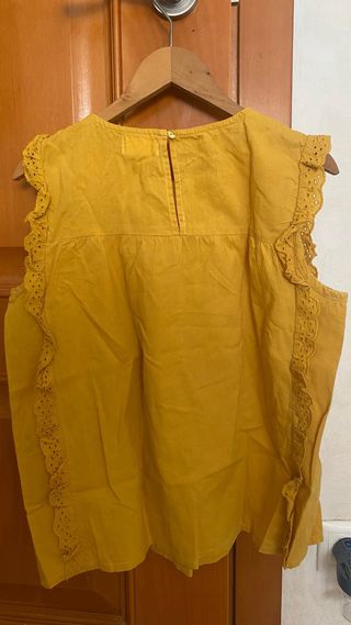 Camisa amarilla sin mangas con bordados
