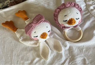 Conjunto bebé: muñeco apego y sonajero