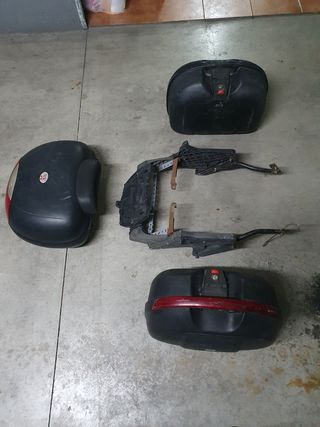 3 baúles y soporte negro para la moto.