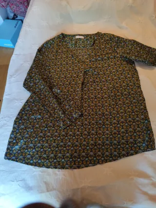 Blusa satinada azul marino con pinza delantera