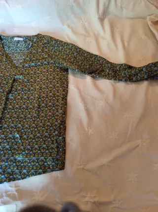 Blusa satinada azul marino con pinza delantera