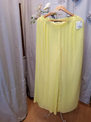 Pantalón amarillo plisado talla S