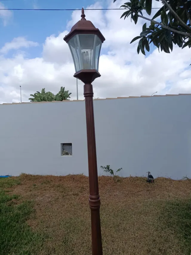 Farola de jardín metálica marrón