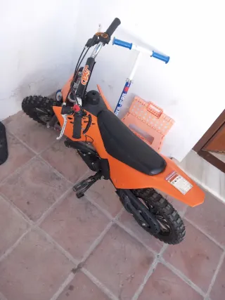 Minimoto Naranja con peto y casco a juego