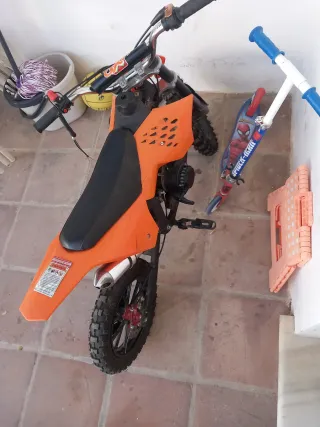 Minimoto Naranja  con peto y casco a juego