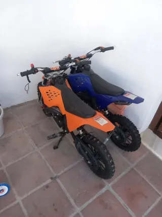 Minimoto Naranja  con peto y casco a juego