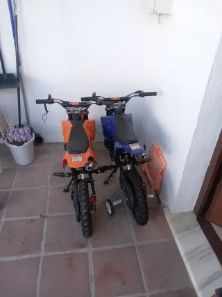 Minimoto Naranja  con peto y casco a juego