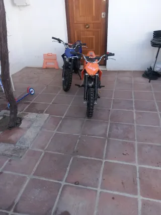 Minimoto Naranja  con peto y casco a juego