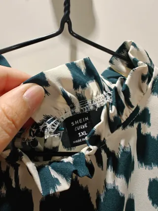Blusa estampada cuello alto volantes
