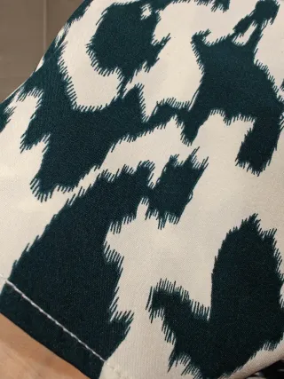 Blusa estampada cuello alto volantes