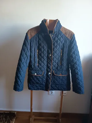 Casaco acolchoado azul e castanho